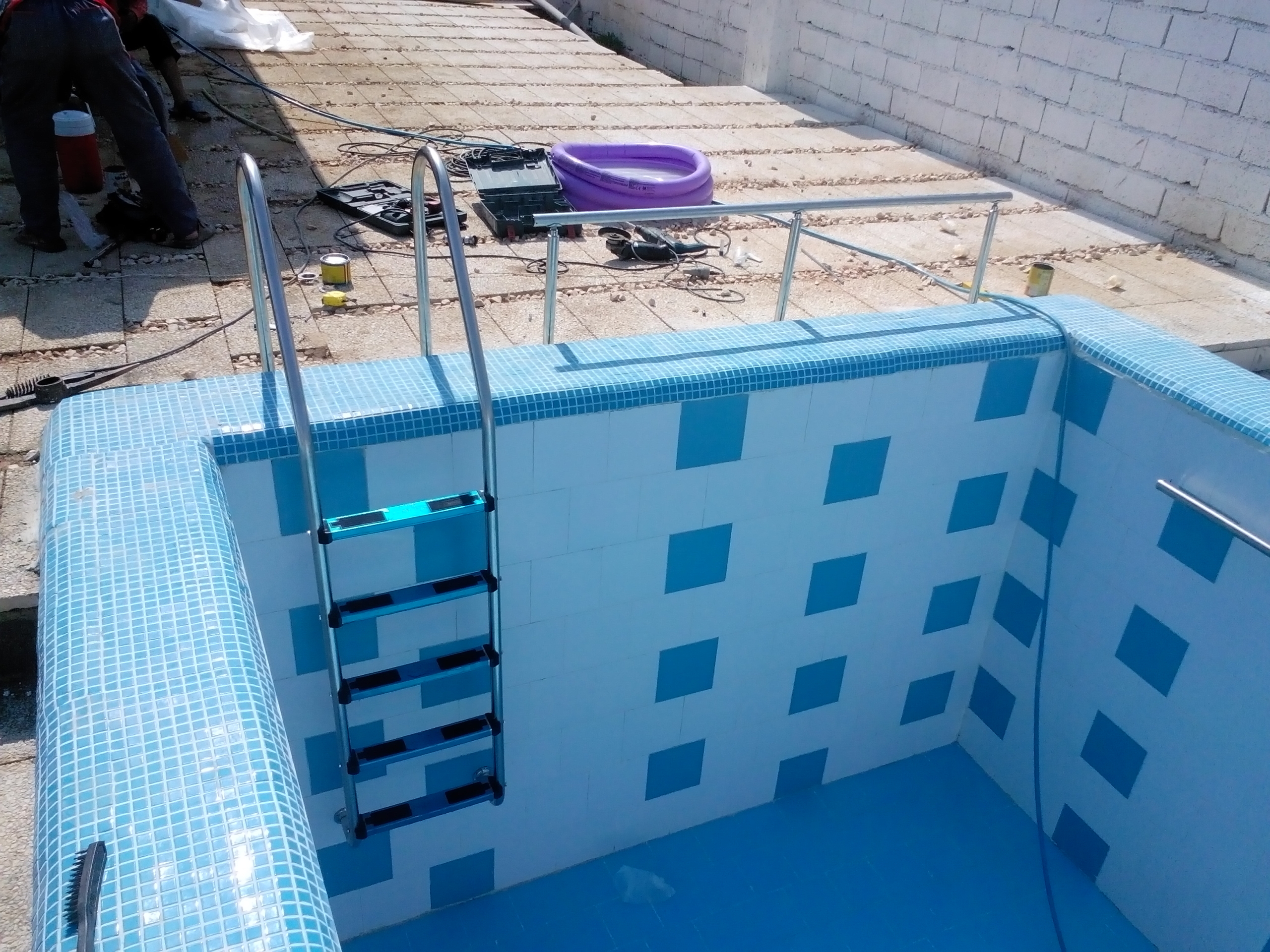 نصب و اجرای انواع پله و هندریل استخری